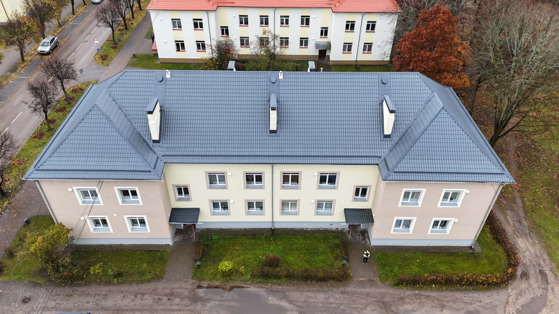 Daudzdzīvokļu mājas jumtu darbi
