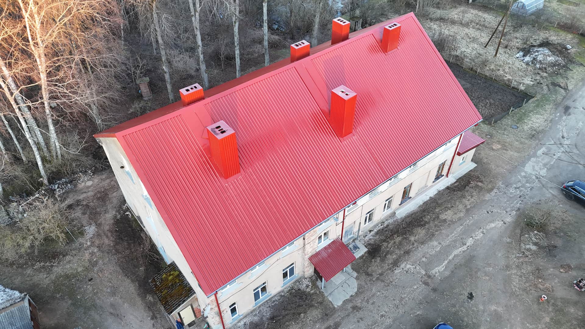 Daudzdzīvokļu namu jumta darbi